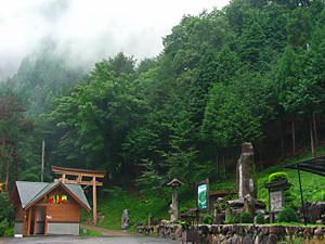 後山（通称　板馬見山）渓谷の麓/名水・行者の霊水